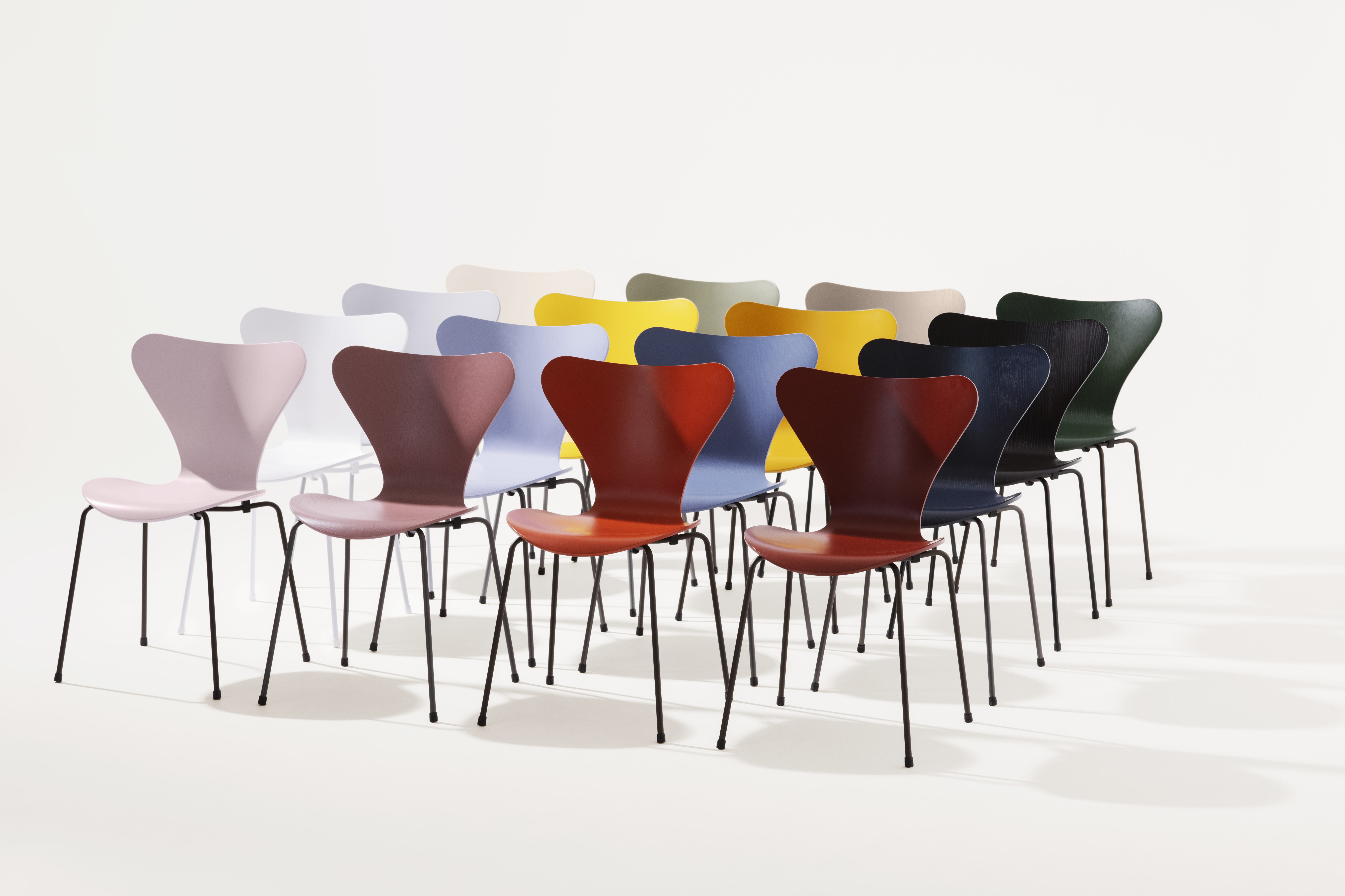 Fritz Hansen Aktionsset Serie 7™ Stuhl gefärbte Esche + Fell